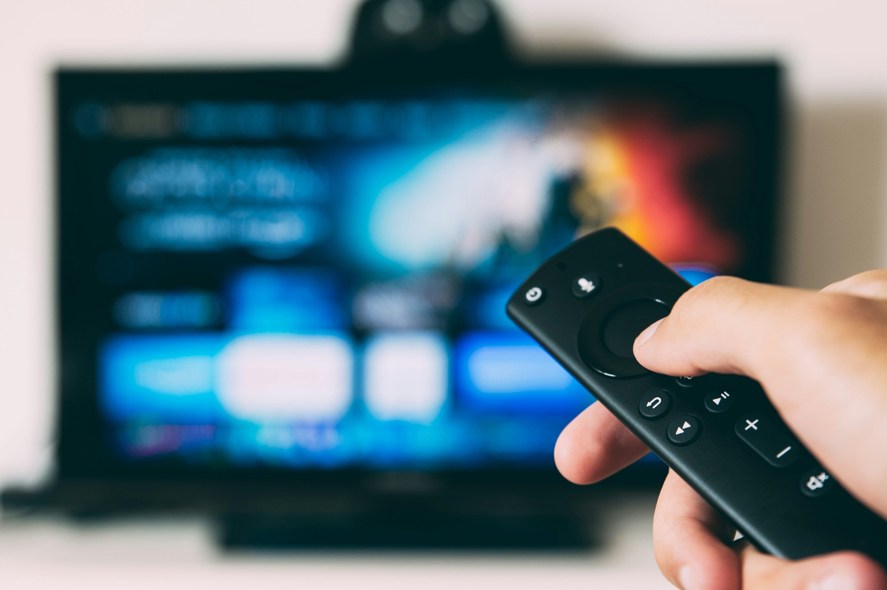 Famille regardant la télévision IPTV 4K en Suisse sur grand écran