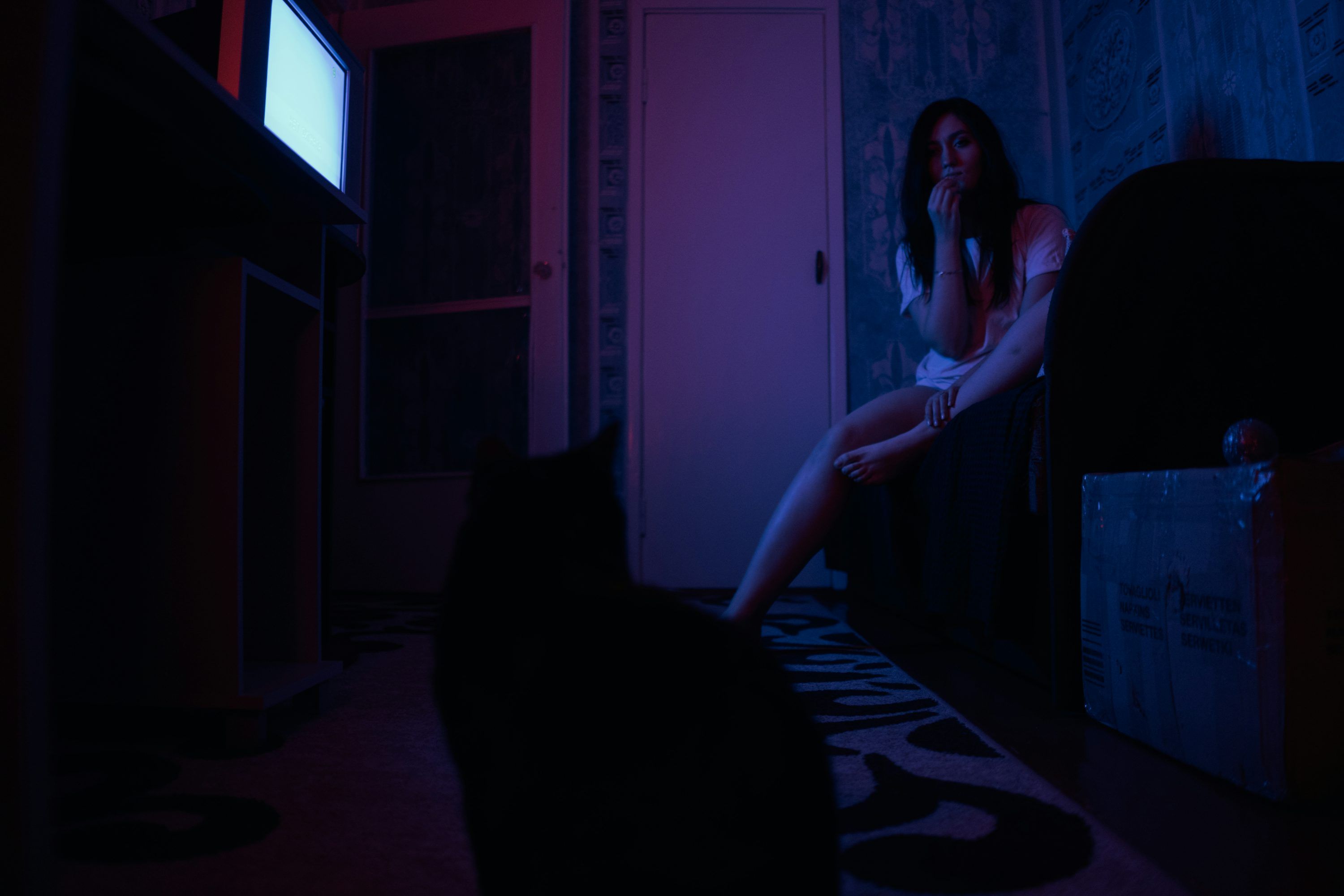 Personne regardant la télévision avec un abonnement IPTV Smarters sur grand écran