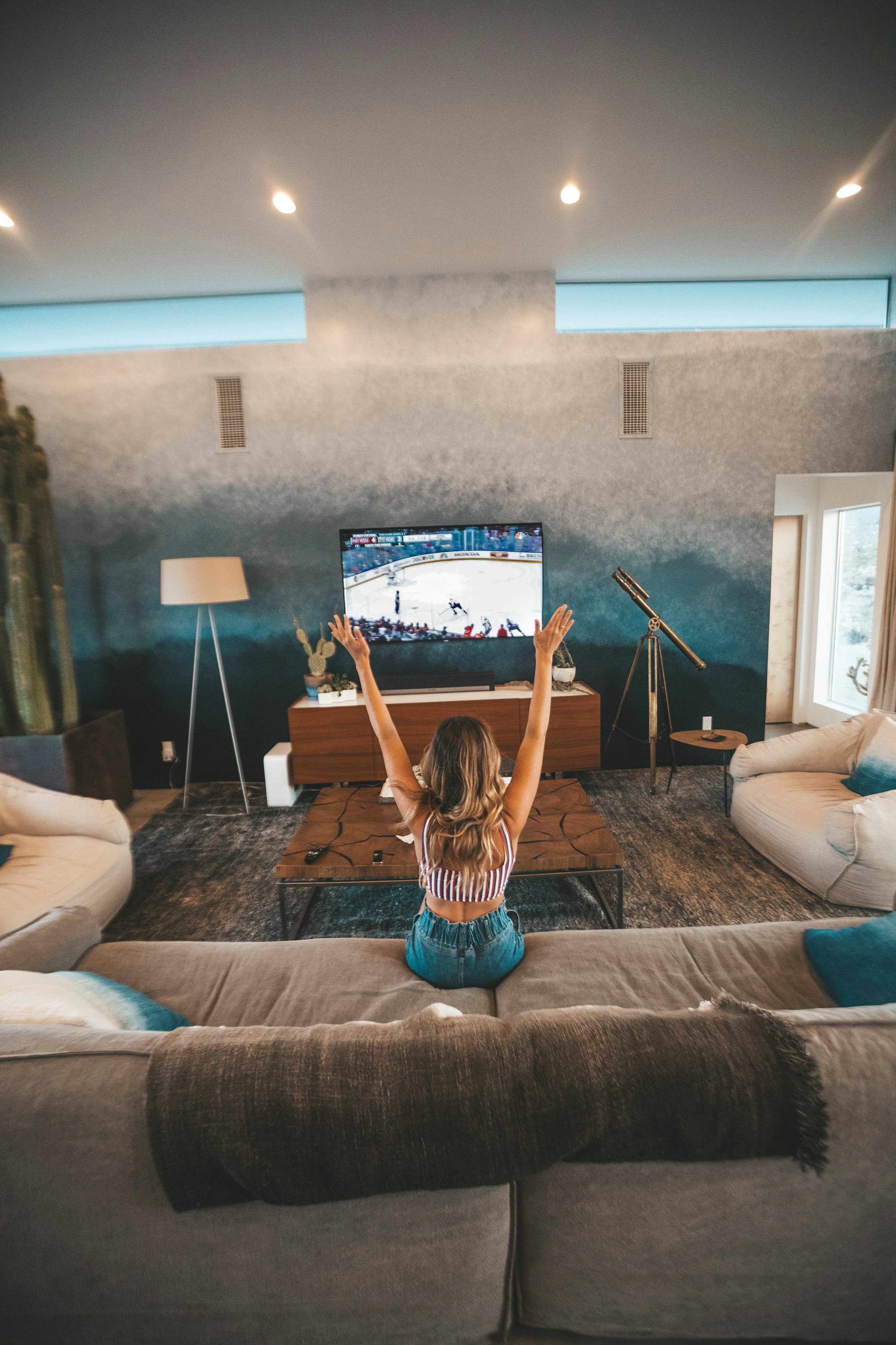 Famille suisse regardant des chaînes IPTV en 4K sur leur télévision