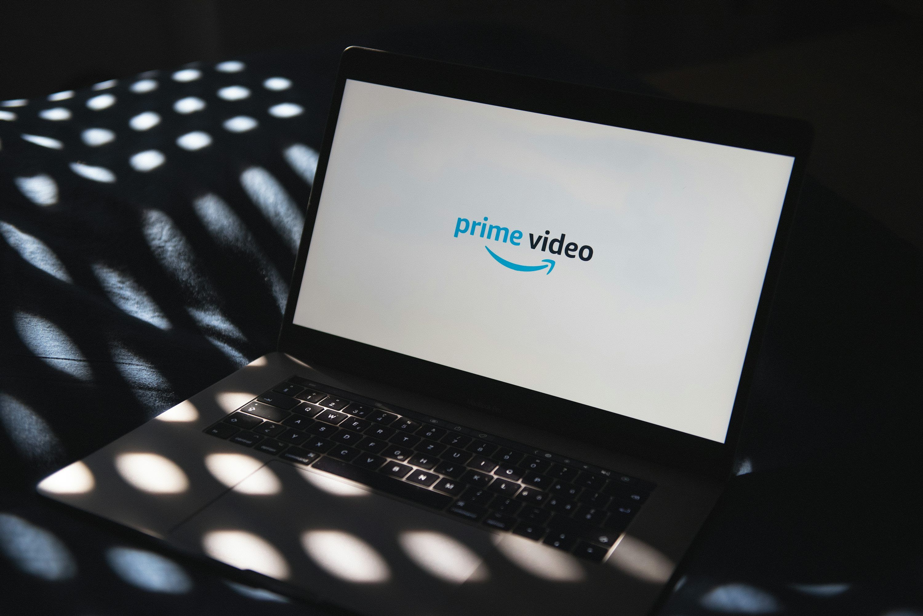 Différents appareils compatibles IPTV Smarters Pro : téléviseur, tablette et smartphone
