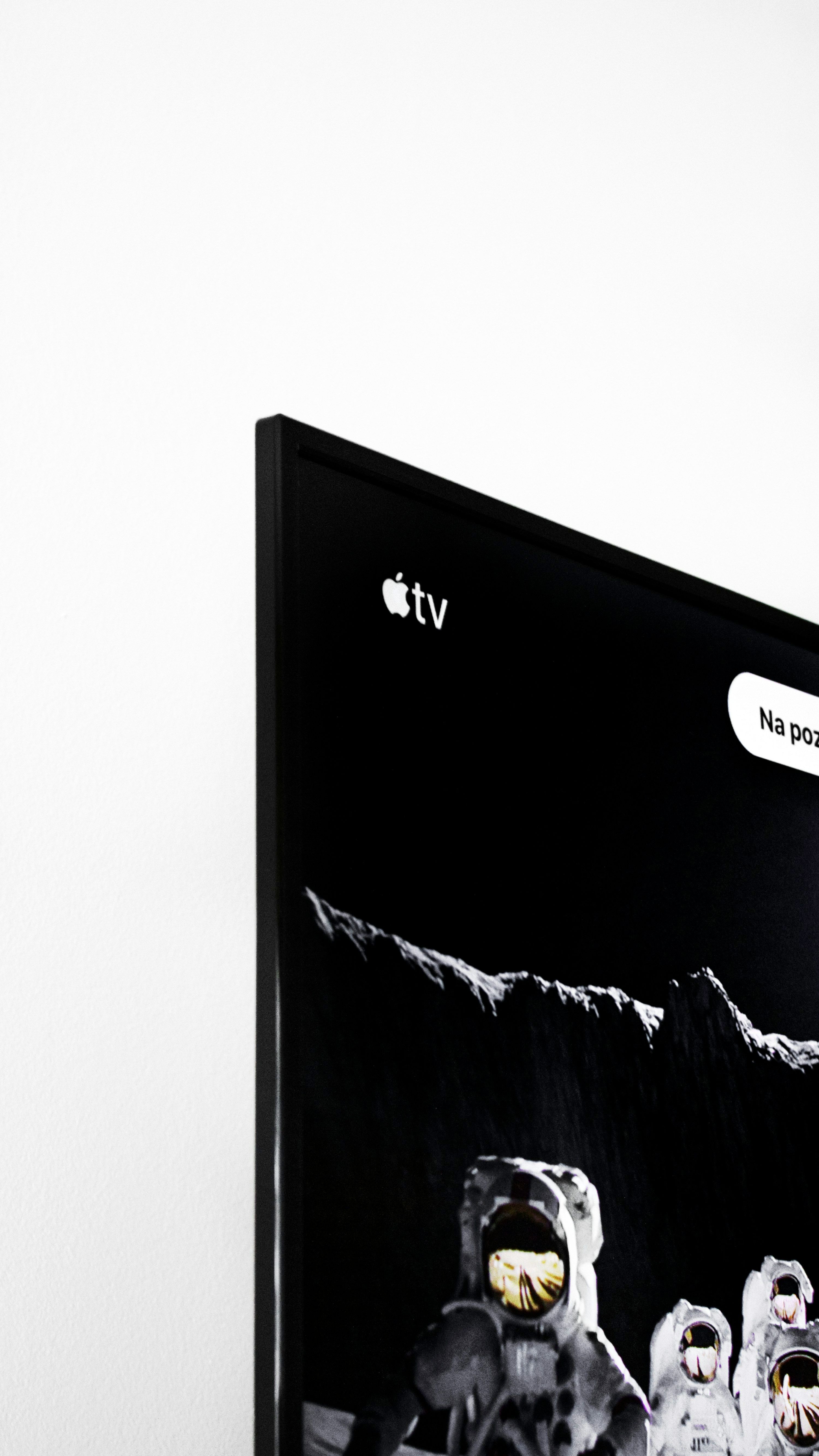 Utilisateur testant un essai gratuit IPTV Smarters sur son téléviseur connecté