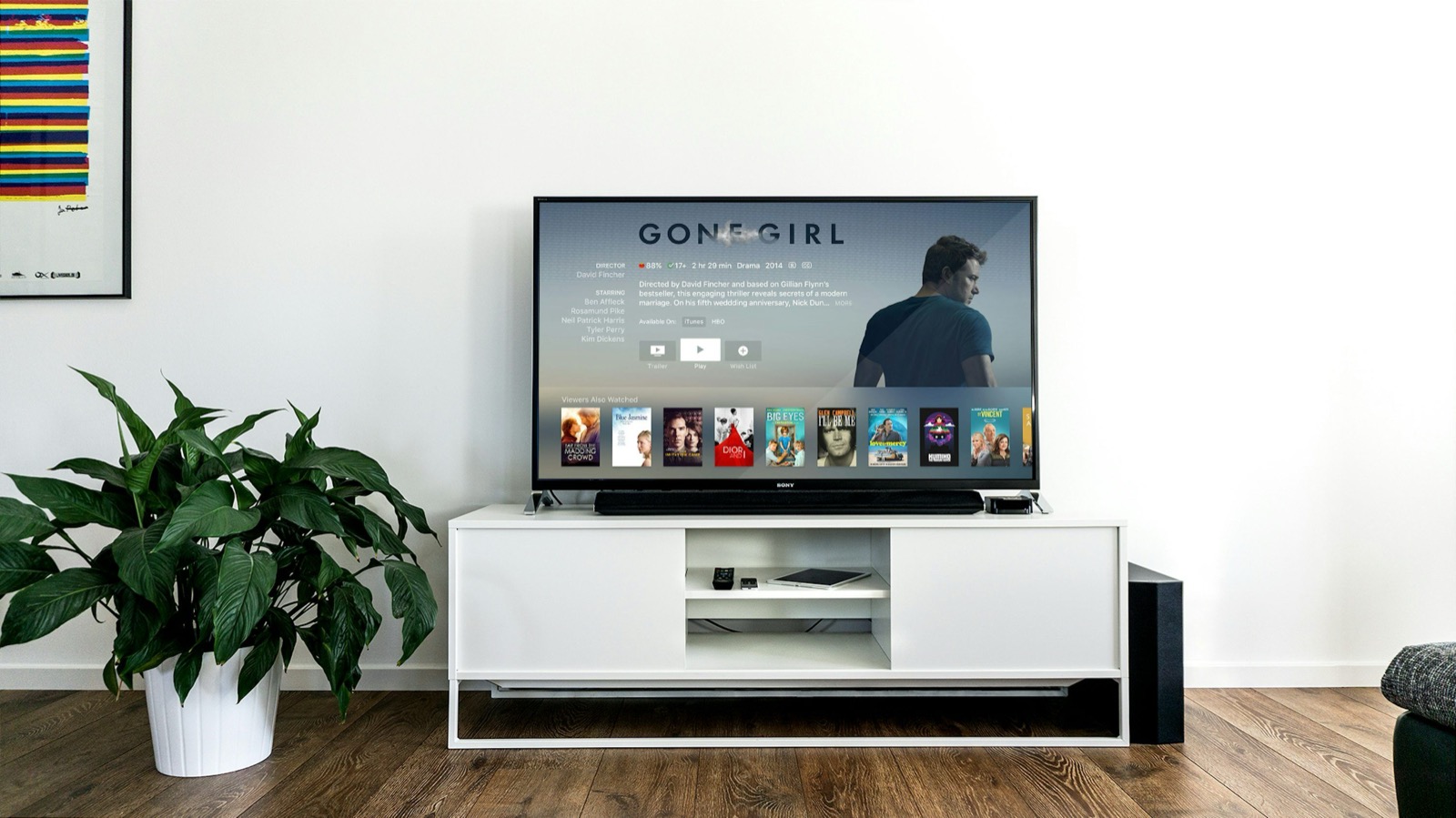 Famille regardant des chaînes portugaises en Suisse via IPTV sur grand écran