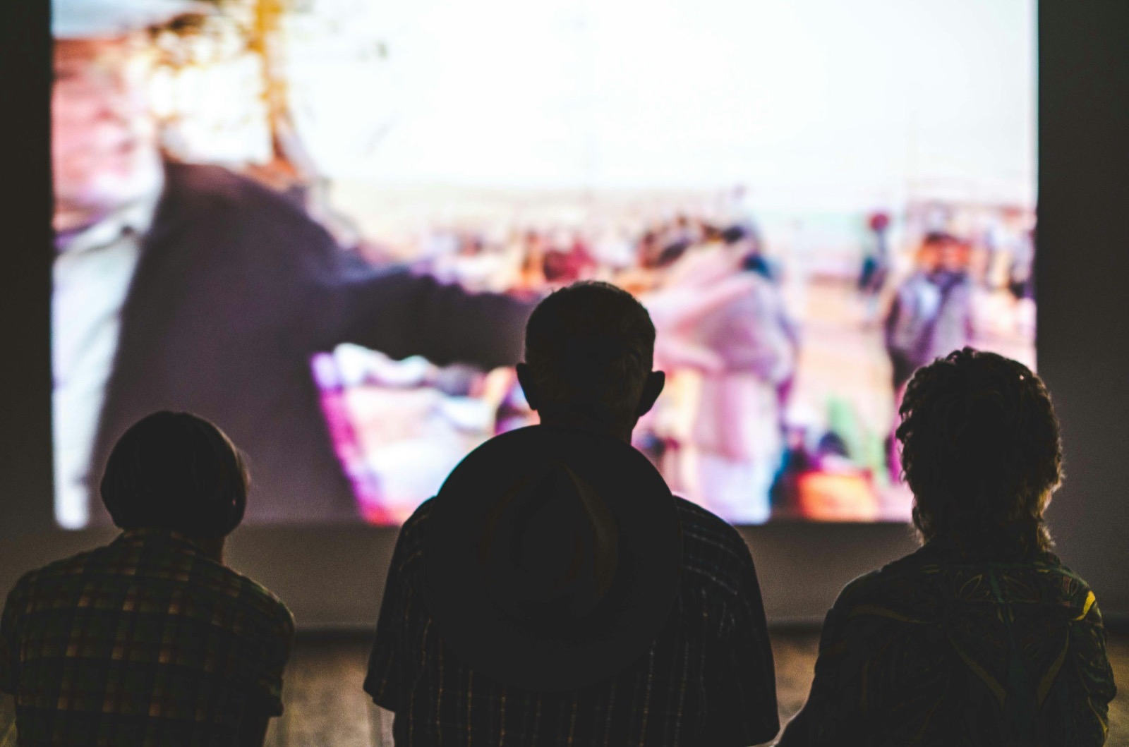 Famille regardant la télévision en 4K grâce à un abonnement IPTV Formuler Z10