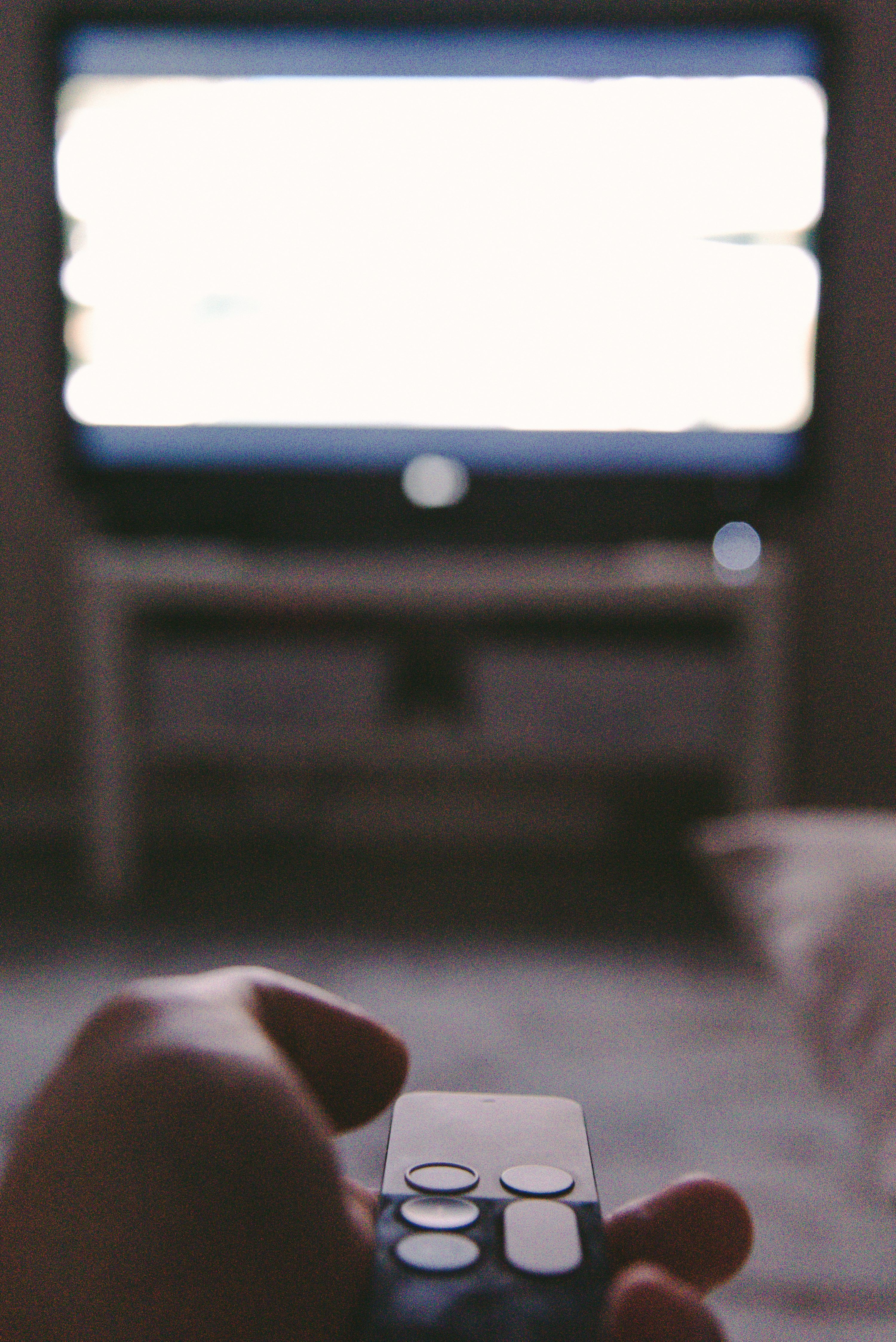 Abonnement IPTV Suisse regardé en famille sur smart TV avec qualité 4K