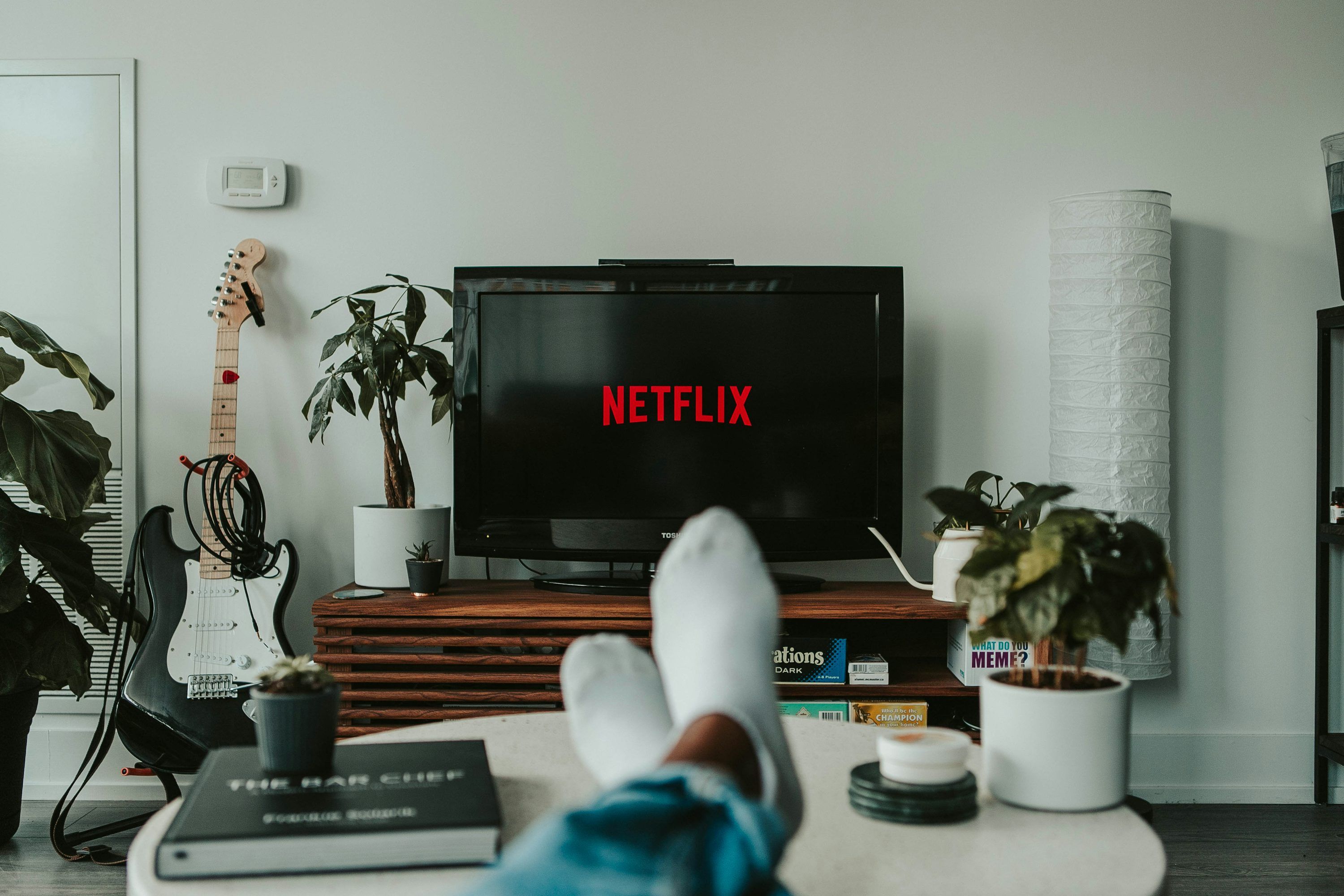 Personne regardant la télévision en 4K via IPTV avec Apple TV dans un salon moderne