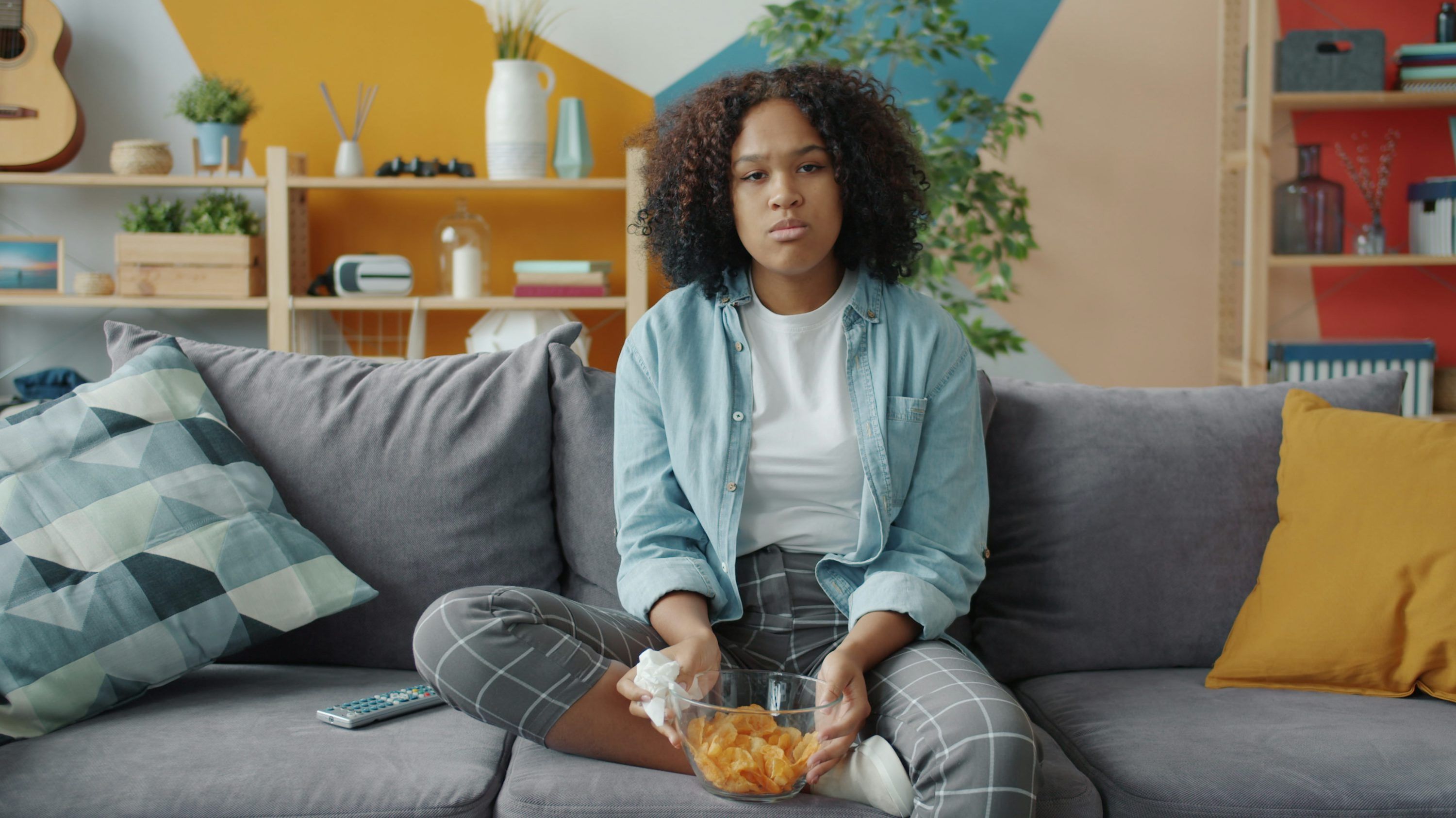 Famille regardant du contenu IPTV en 4K sur grand écran via abonnement IPTV Suisse
