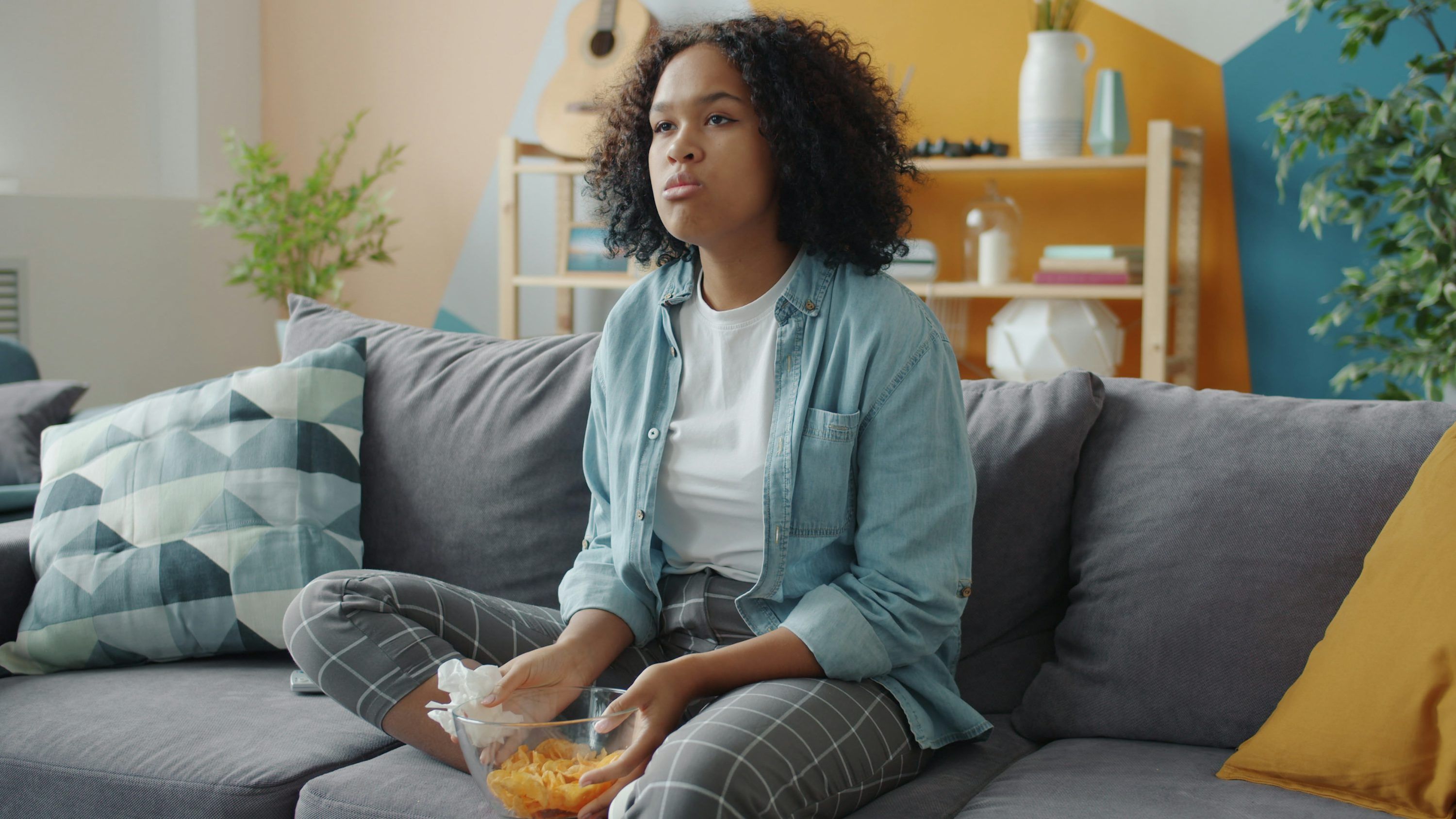 Image 4K nette sur grand écran de télévision connecté à Apple TV avec IPTV en qualité HEVC