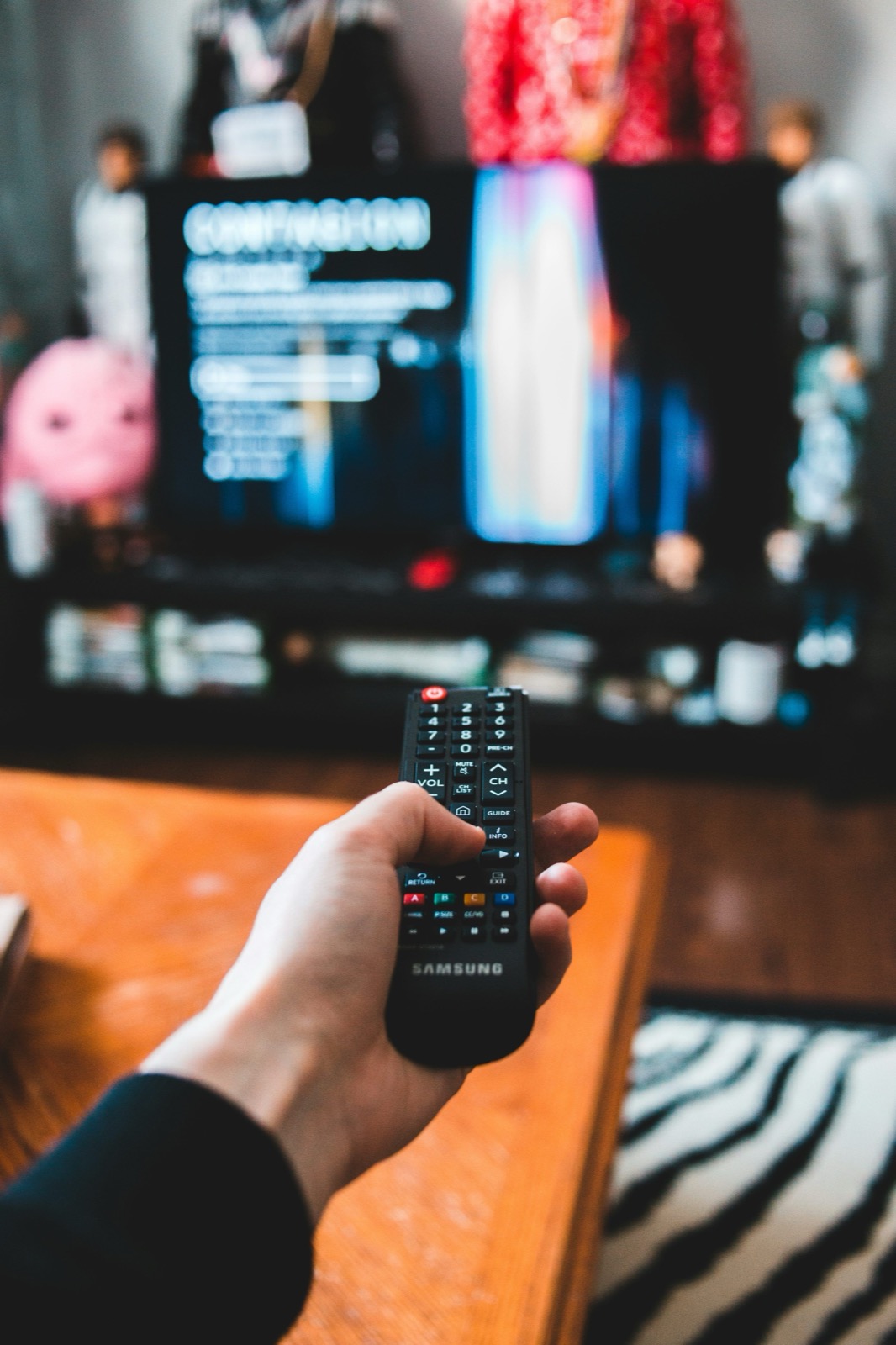 Télévision connectée affichant des chaînes suisses RTS SRF RSI en IPTV avec replay