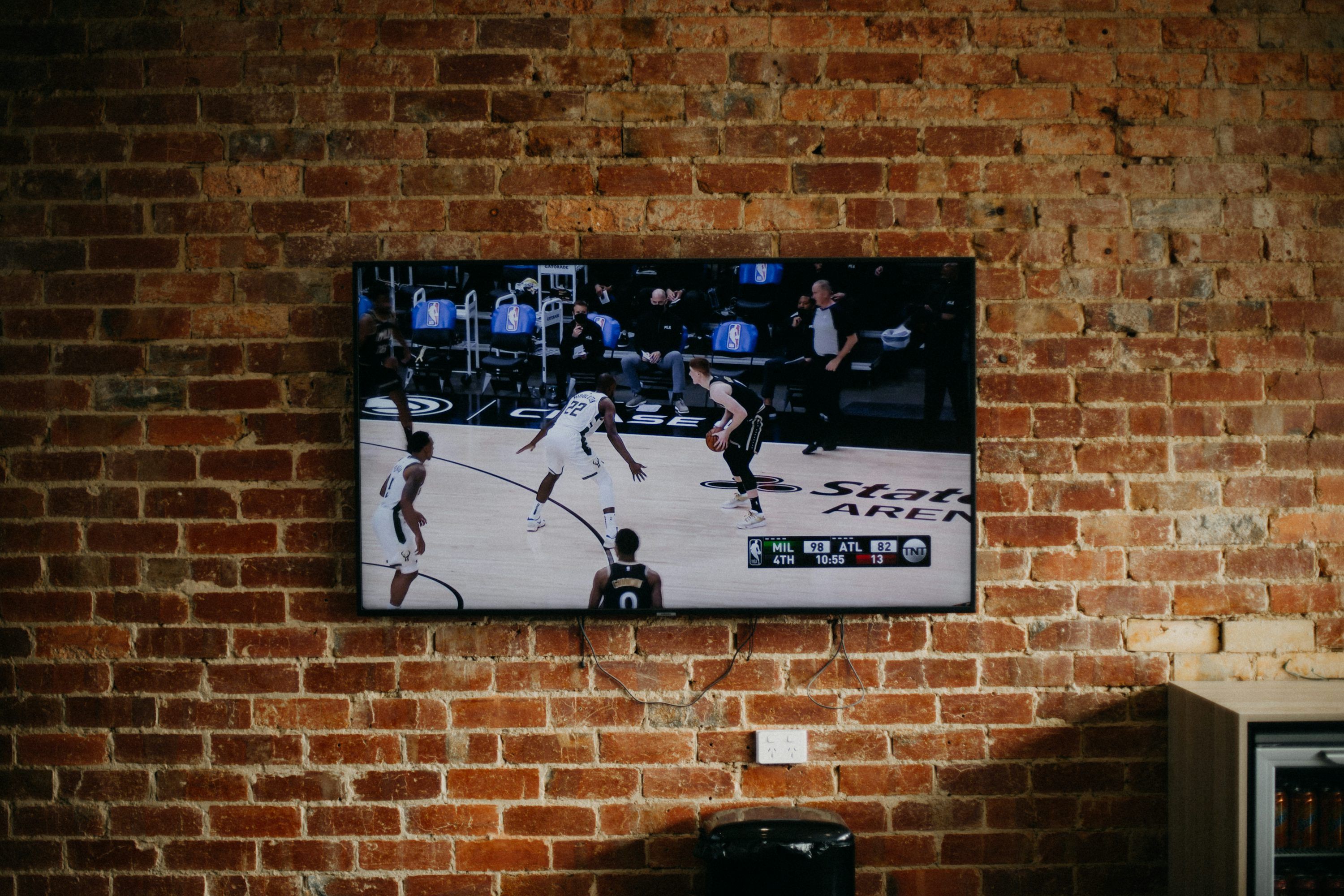 Famille regardant la télévision IPTV 4K sur un grand écran dans un salon suisse
