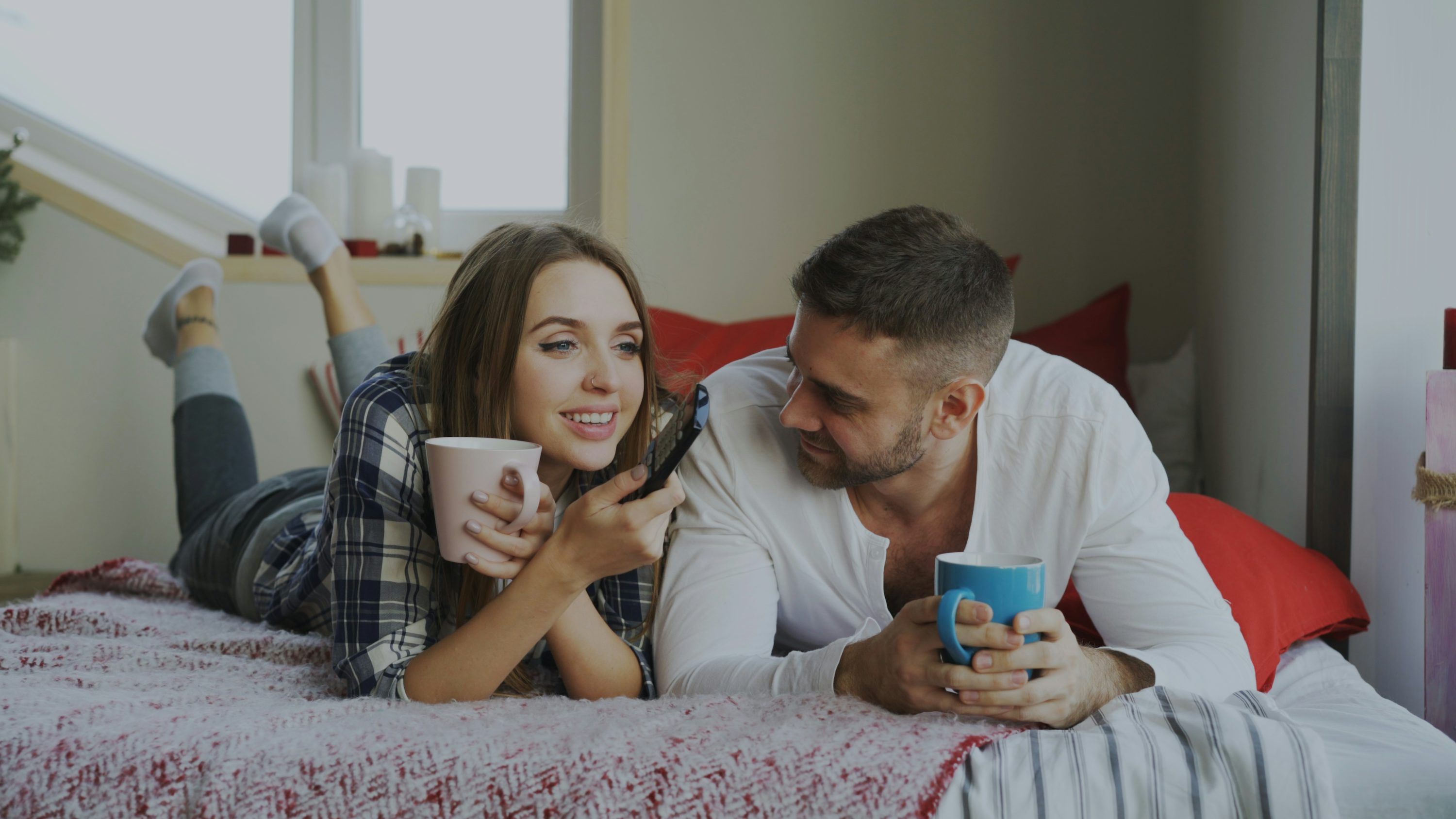 Personne utilisant une tablette et une télécommande pour regarder des chaînes IPTV en 4K