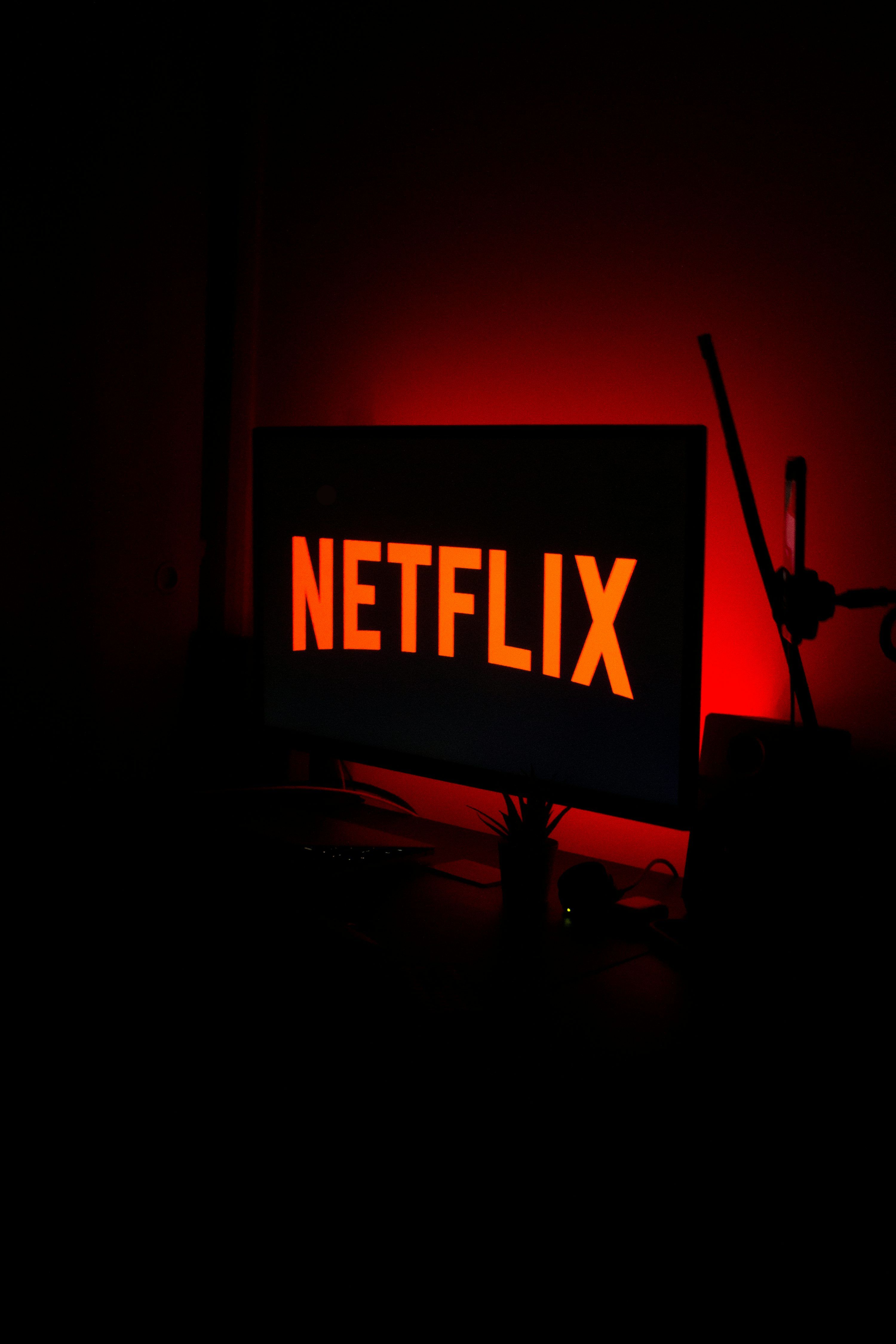 Utilisateur satisfait regardant des chaînes IPTV suisses en 4K sur un téléviseur Samsung Smart TV