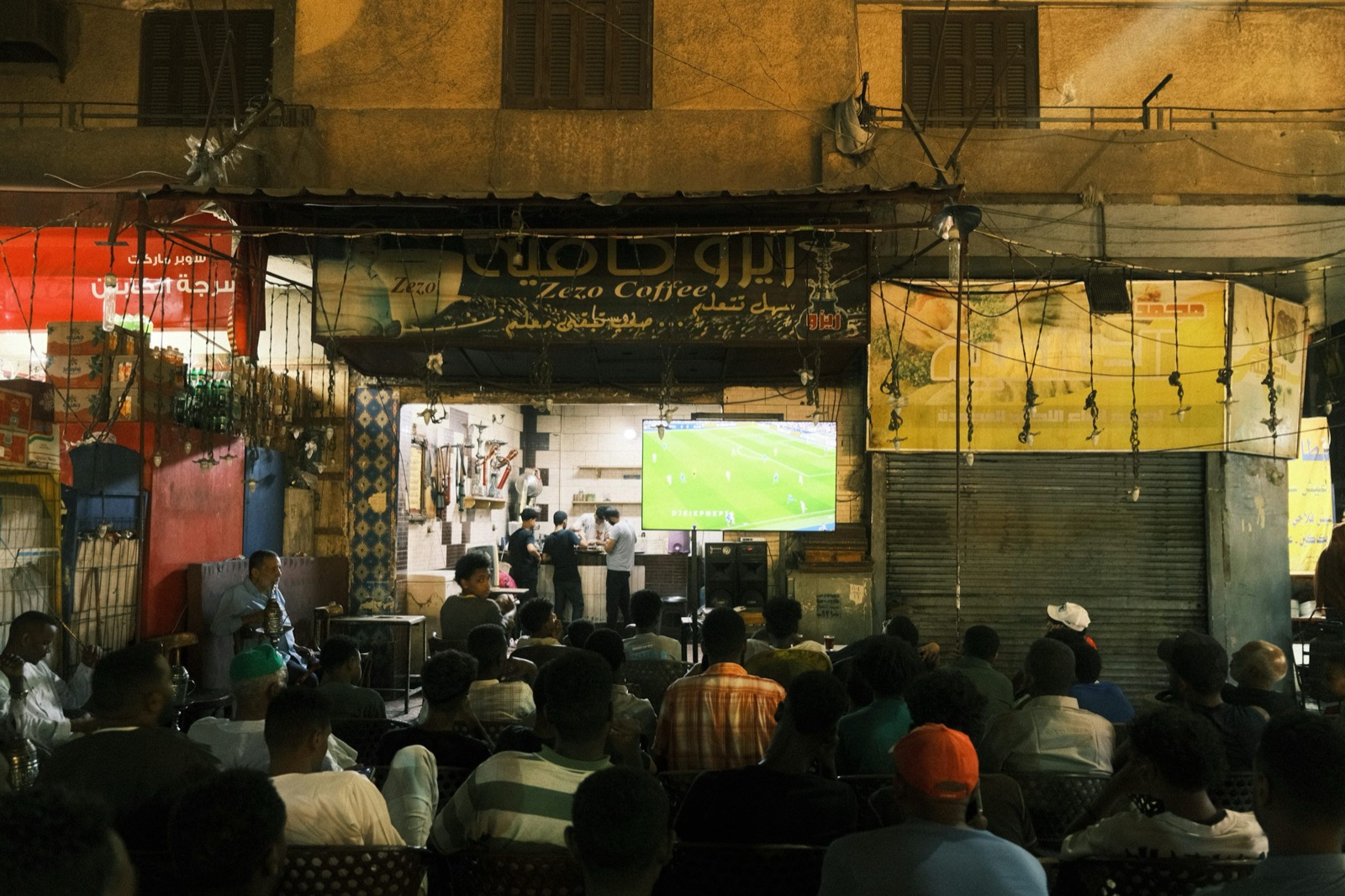 Famille regardant un match de sport en streaming IPTV sur grand écran en Suisse