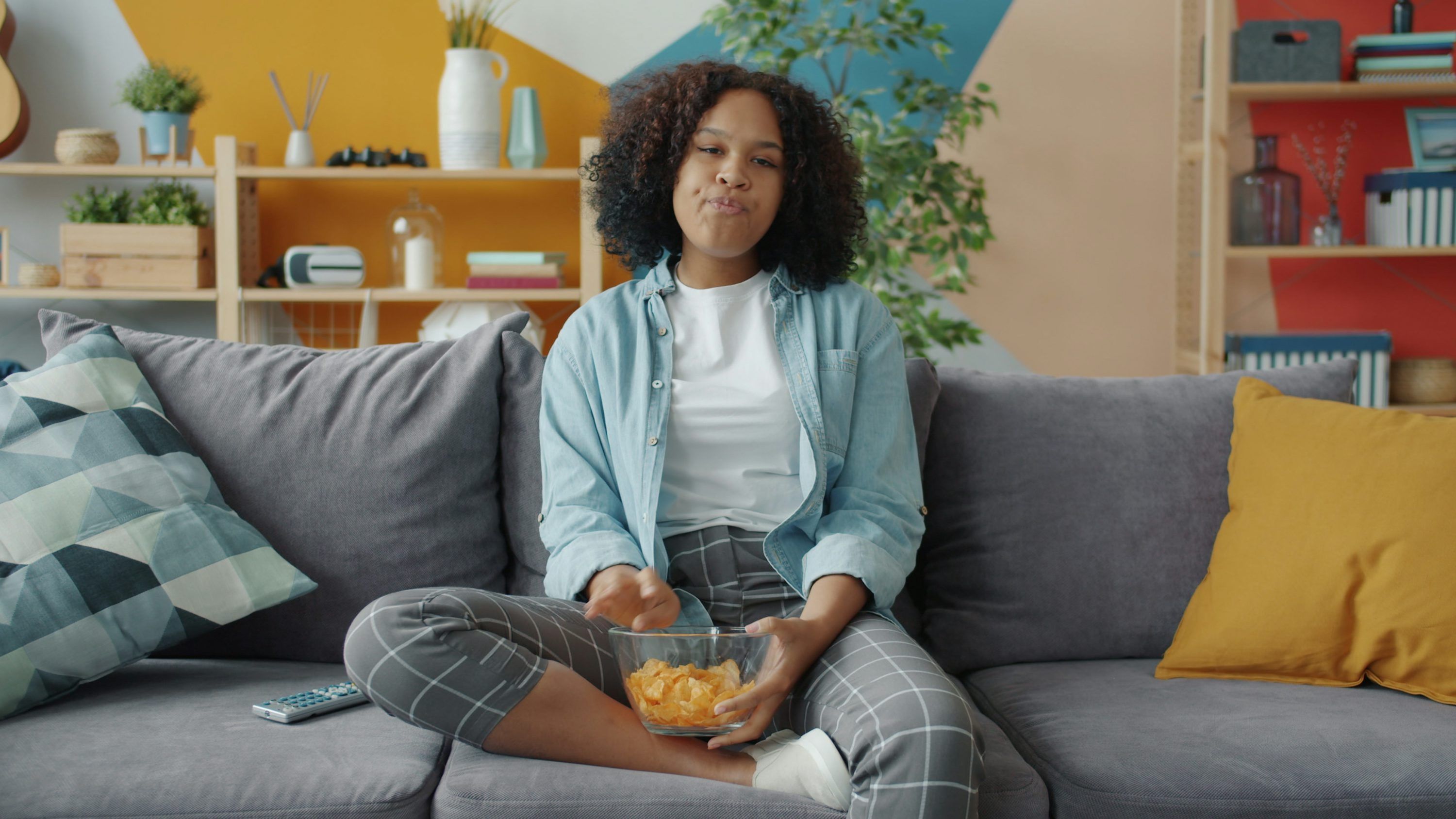 Famille regardant la télévision IPTV Suisse Romande en 4K dans leur salon