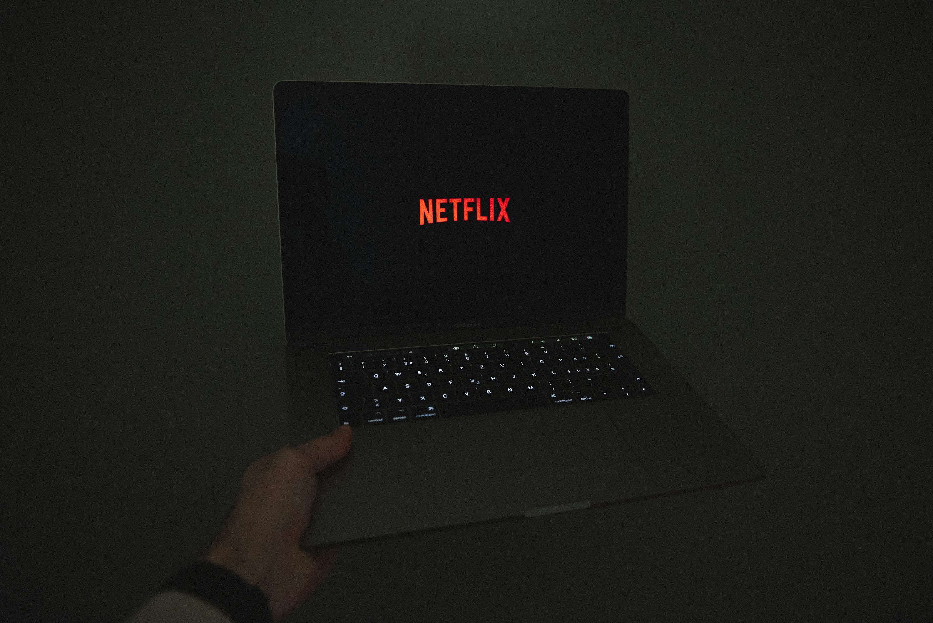 Télécommande et écran affichant des chaînes IPTV francophones en Suisse Romande