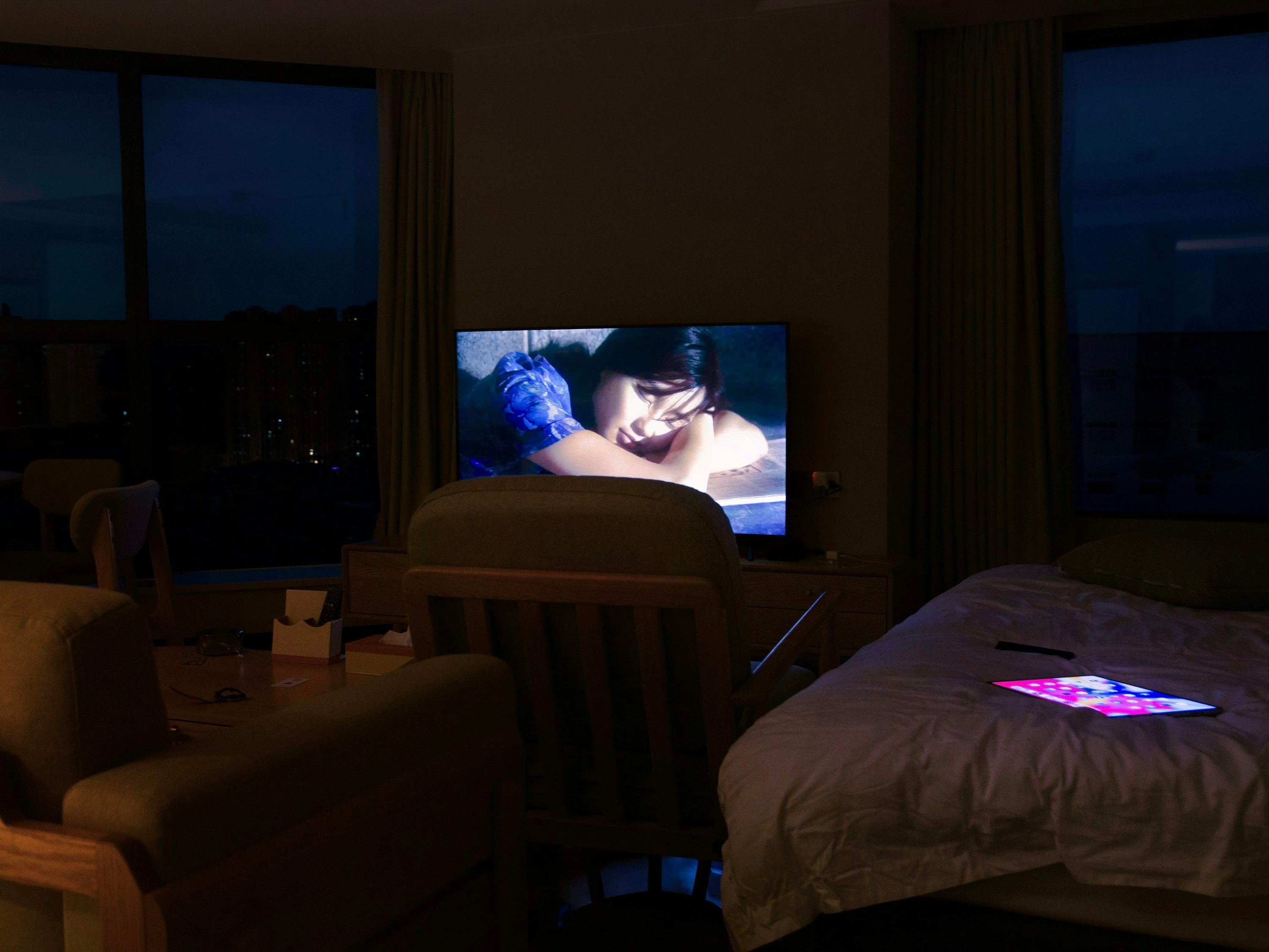 Personne comparant les tarifs IPTV Suisse sur tablette dans un appartement romand