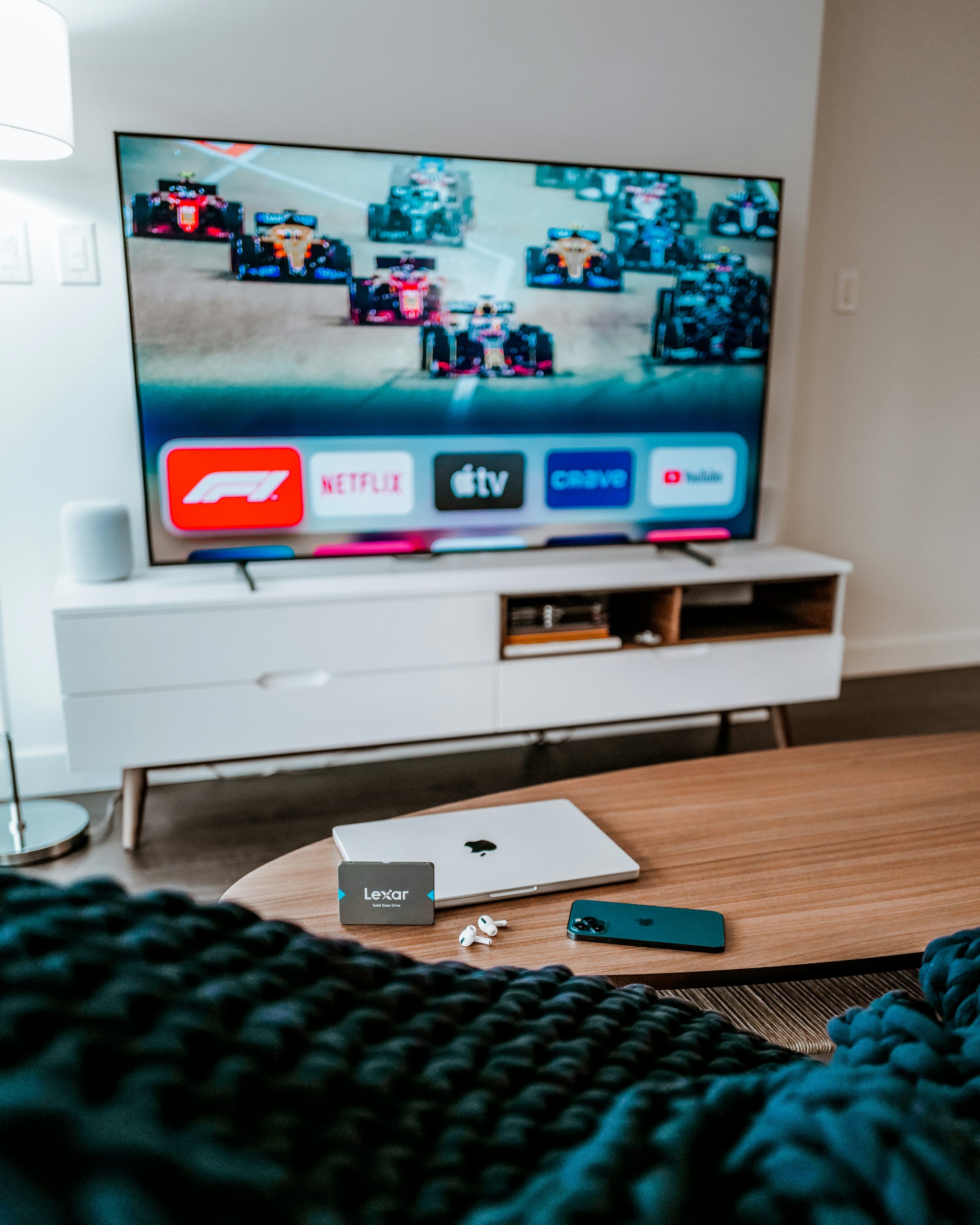 Couple choisissant un abonnement IPTV Suisse Romande sur ordinateur portable