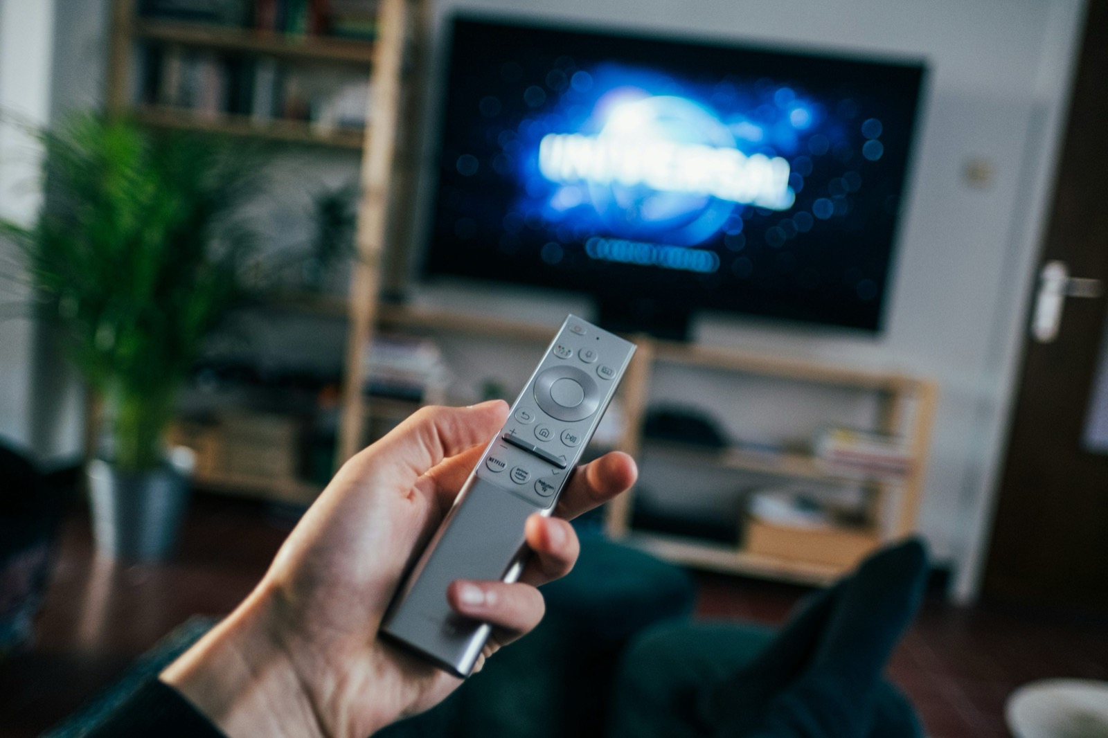 Interface d'une application IPTV sur un téléviseur connecté via Chromecast Google TV