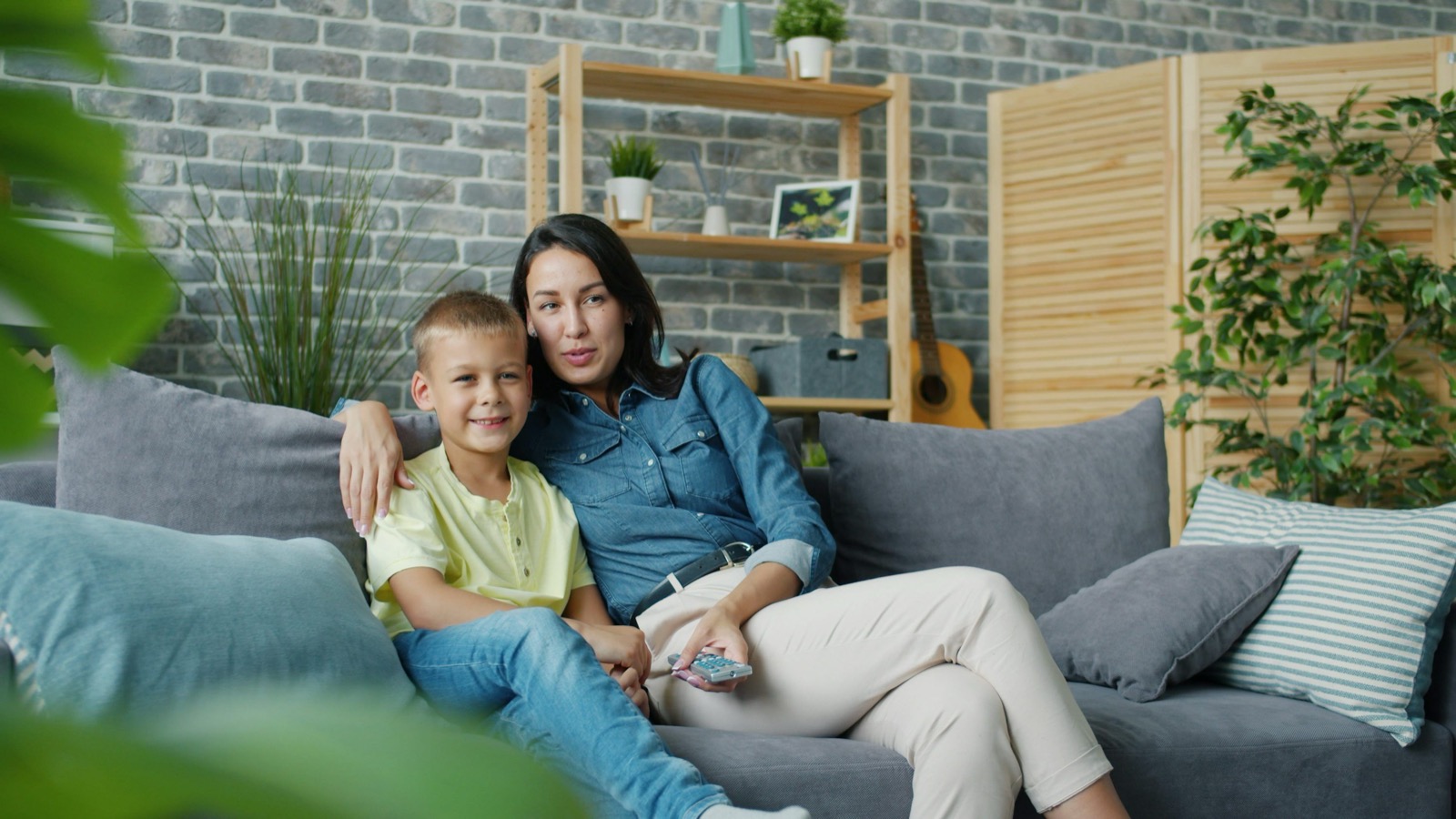 Personne regardant la télévision IPTV en Suisse avec une connexion VPN stable