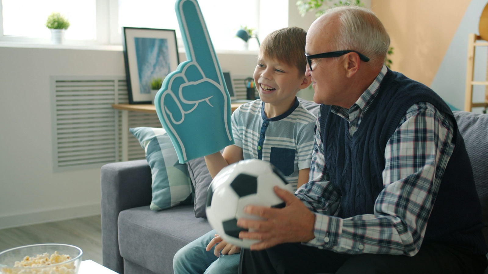 Famille regardant la télévision IPTV xtream code sur grand écran